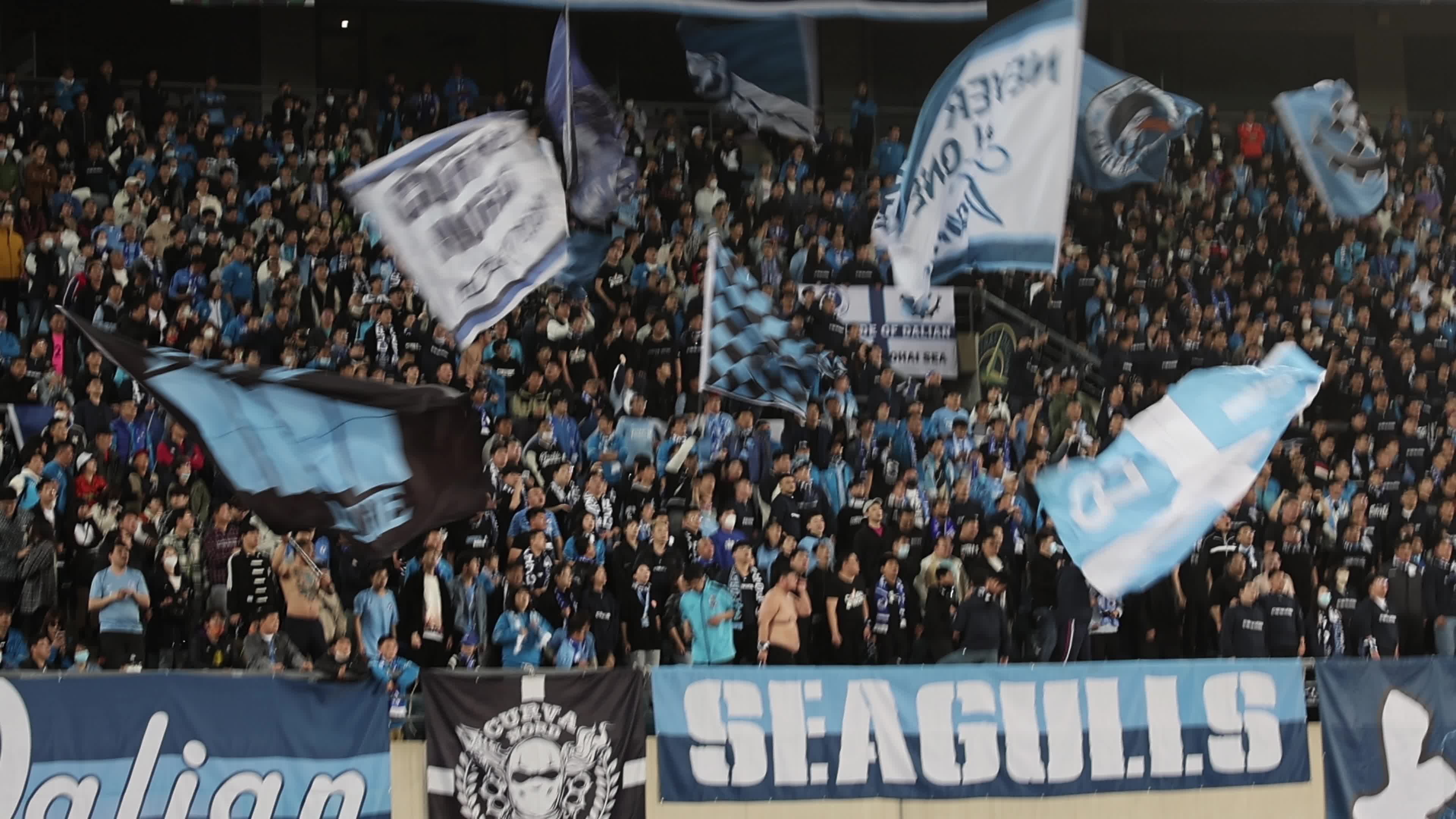 热血澎湃的比赛现场让球迷们沸腾不已!的简单介绍 热血澎湃的比赛现场让球迷们沸腾不已!的简单介绍