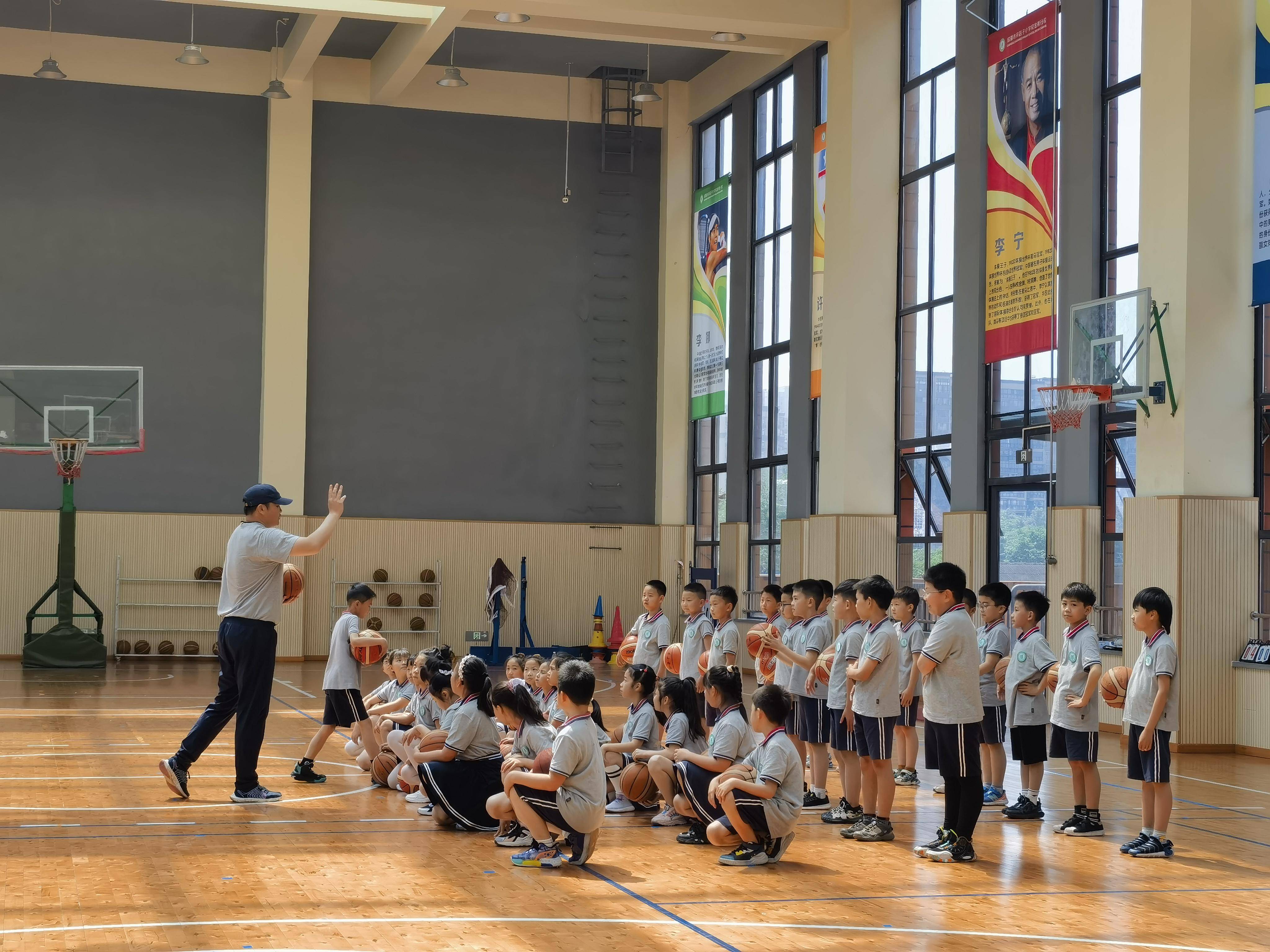 关于篮球教练团队接受新一轮培训,提升教学水平的信息 关于篮球教练团队接受新一轮培训,提升教学水平的信息