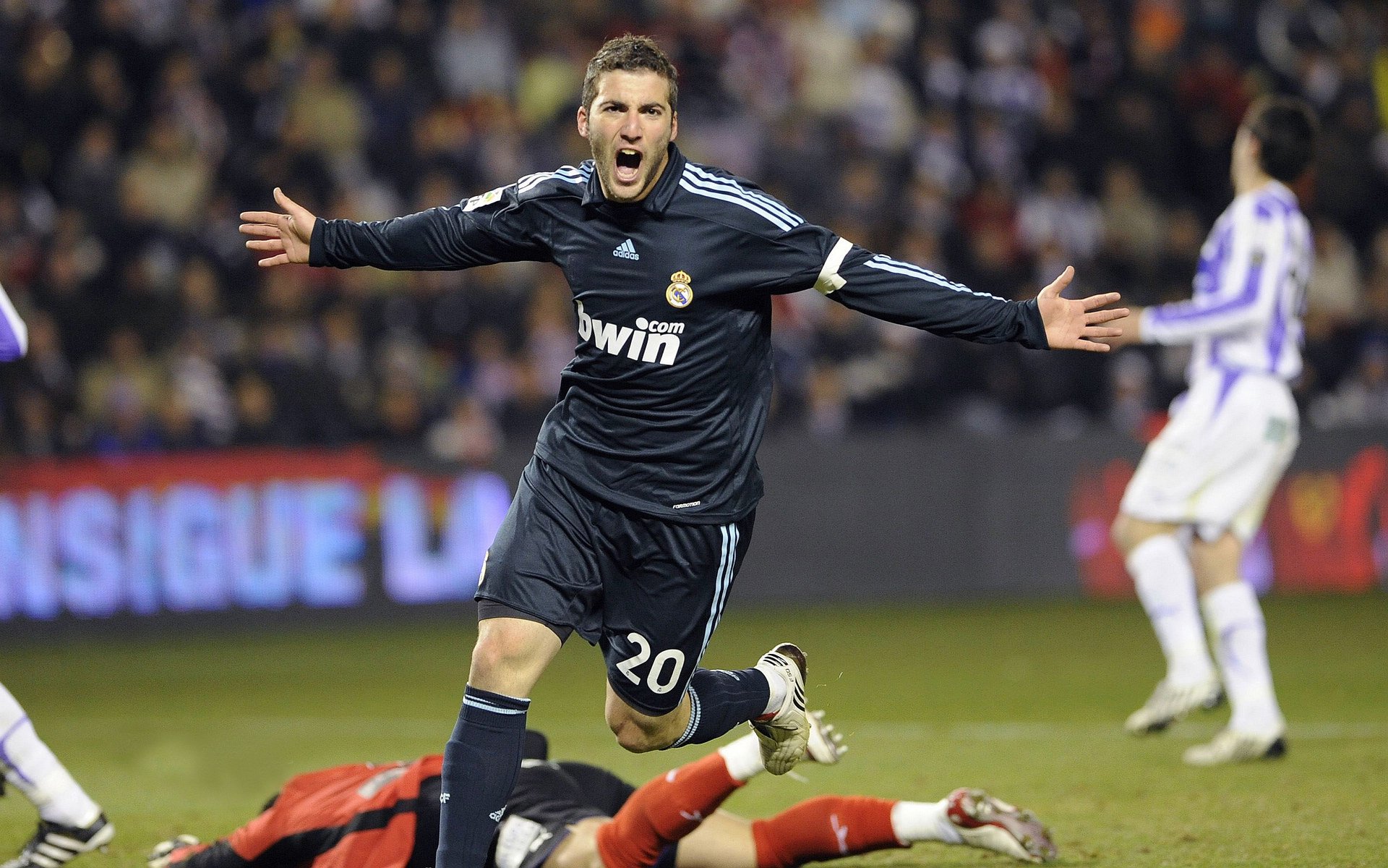 劳塔罗一锤定音！巴萨压哨绝杀尼斯，年度焦点战见证新王诞生